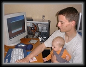 Manon à l'école de l'informatique avec papa (quoi le disque dur qui pend ??? Mais nooon, ça tient....)